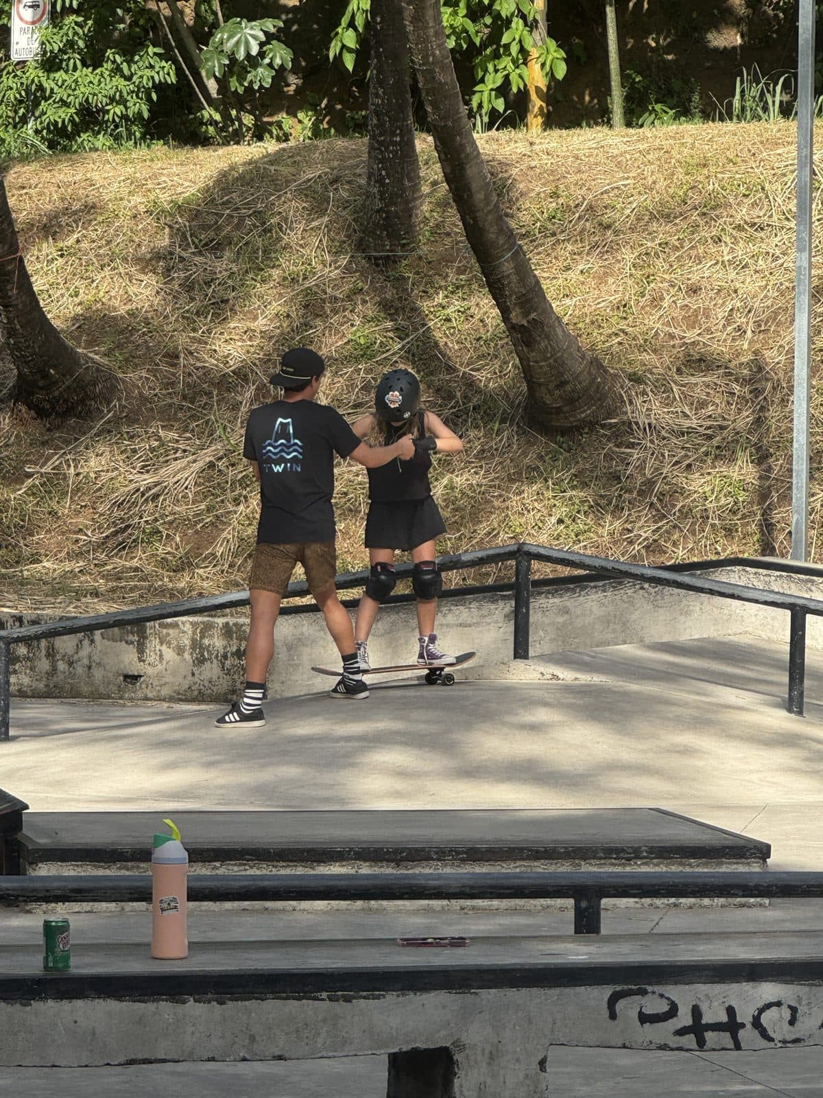 Un instructor trabajando con una estudiante en la Carver en el skatepark de Guiones